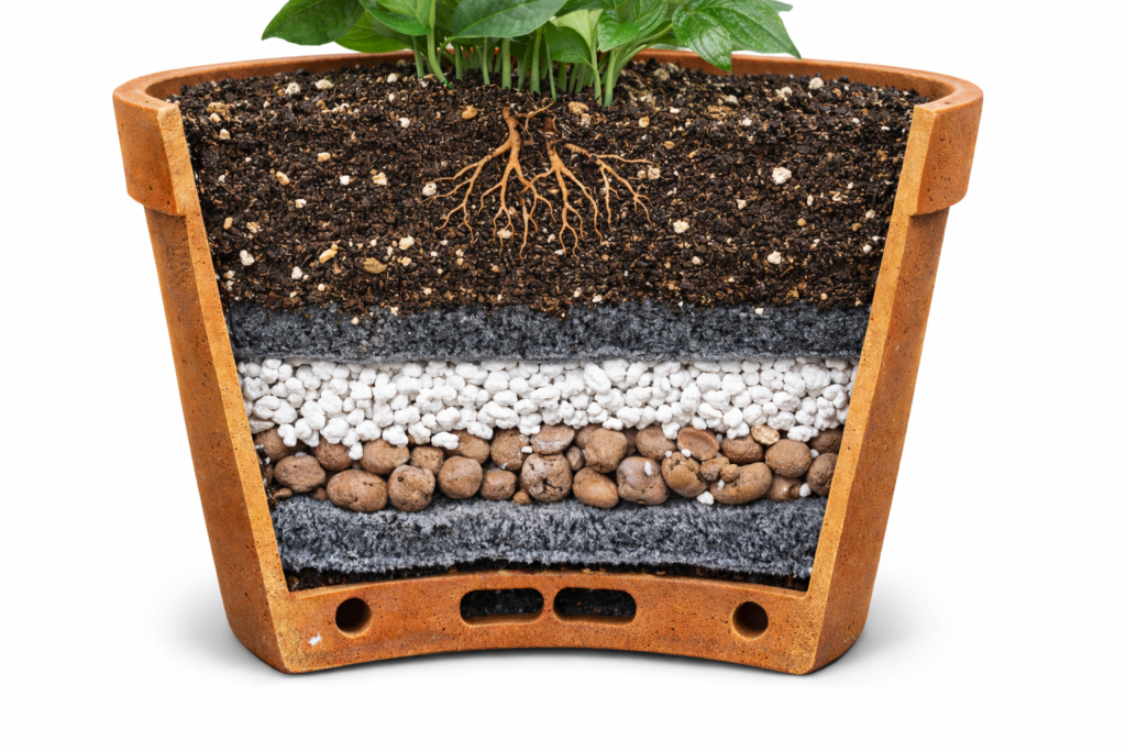 Corte transversal de vaso mostrando furos de drenagem, camada de argila expandida, manta de drenagem e substrato aerado com perlita branca
