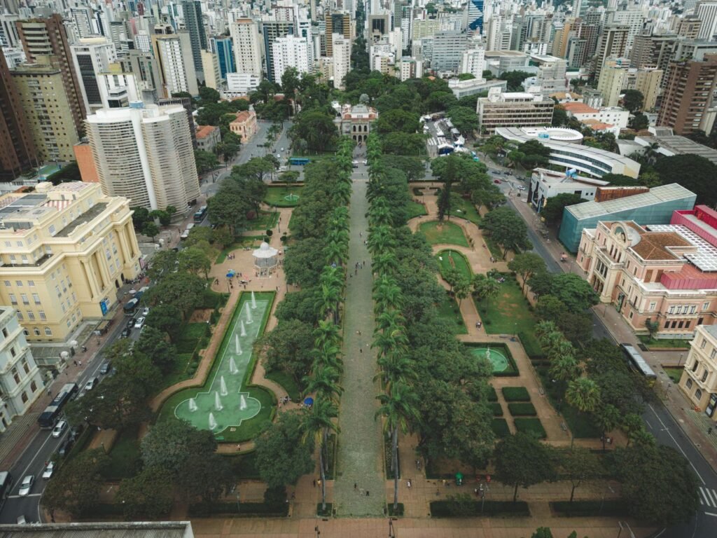 Vista aérea da Praça da Liberdade, em Belo Horizonte, com fileiras de árvores de grande porte ao longo dos caminhos