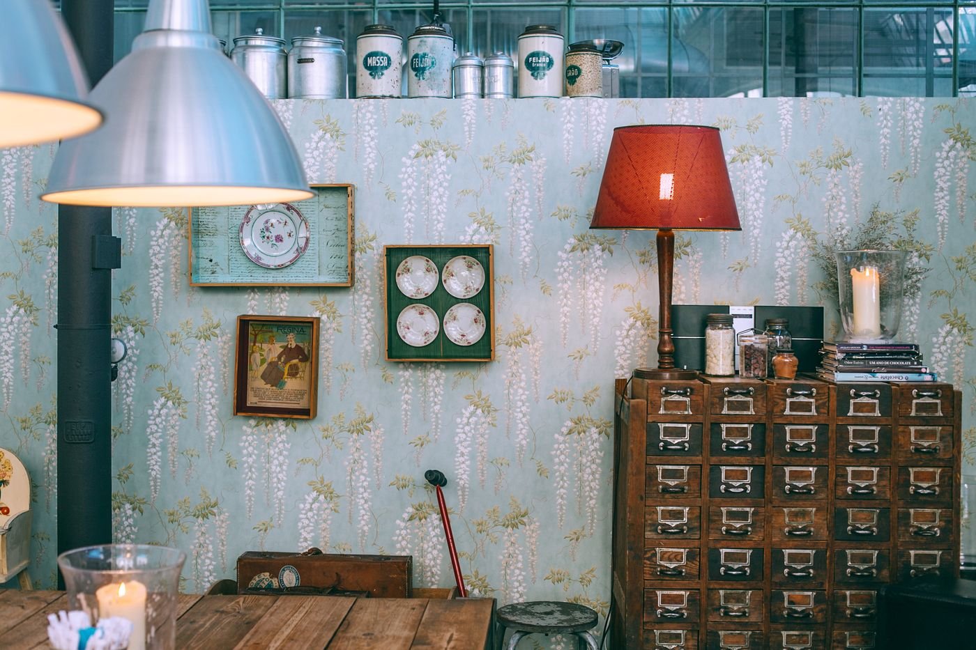 Apartamento no estilo vintage com móveis de madeira envelhecida e relógios antigos