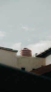 Caixa d'água sobre o telhado de uma casa