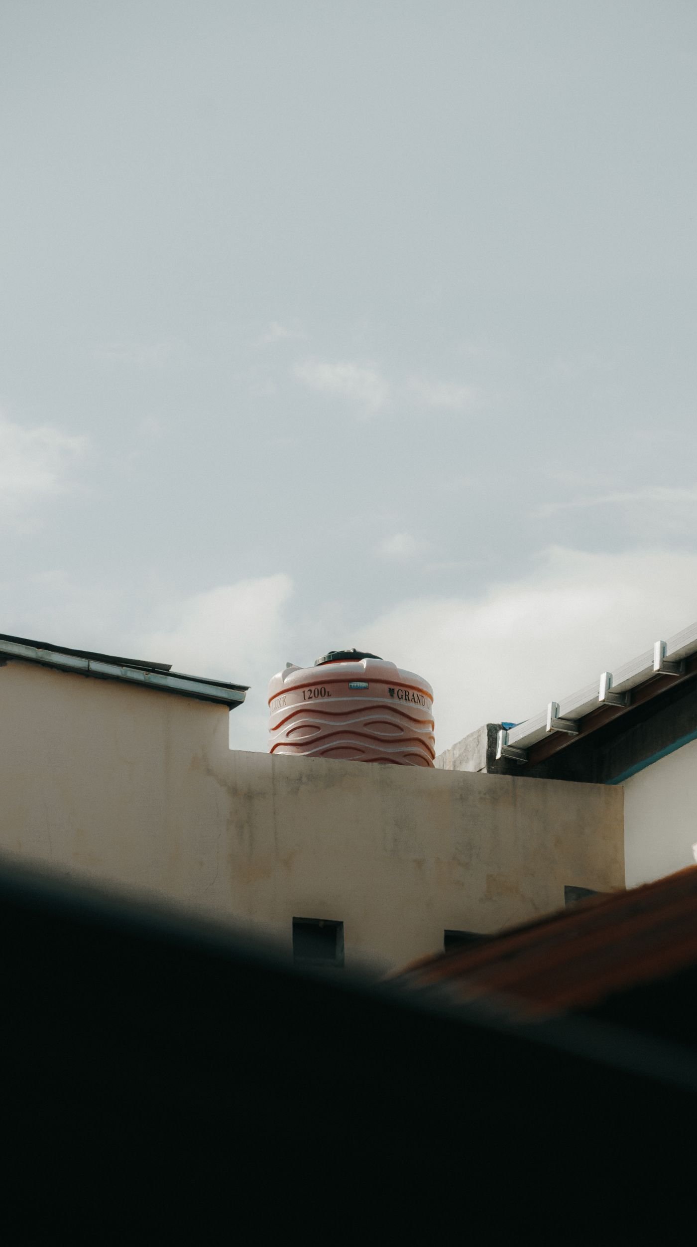 Caixa d'água sobre o telhado de uma casa