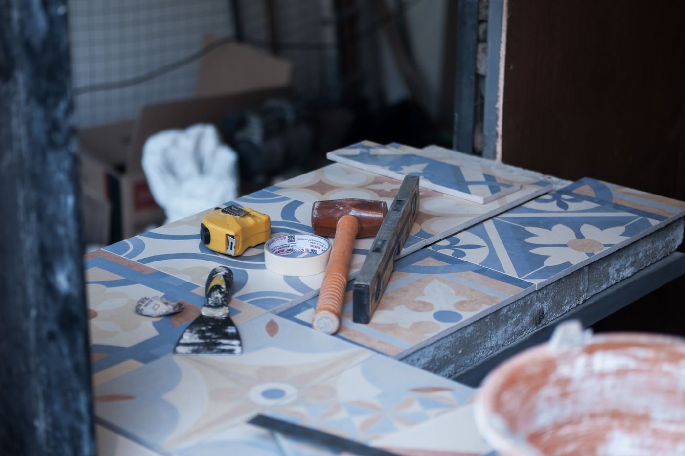 Peças de cerâmica decorada e ferramentas de assentamento em uma obra