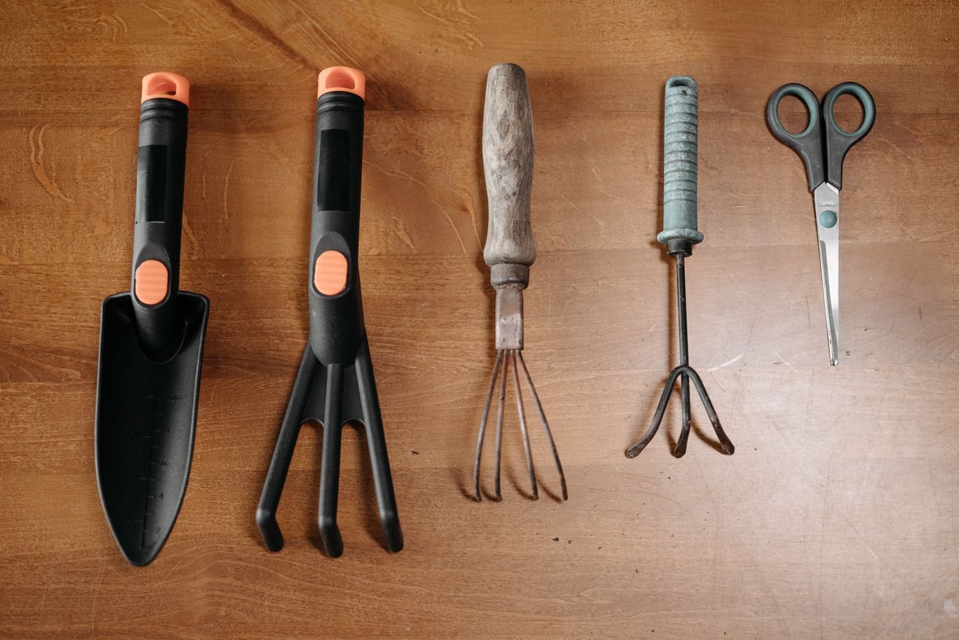 Ferramentas para horta em apartamento arrumadas sobre uma mesa de madeira