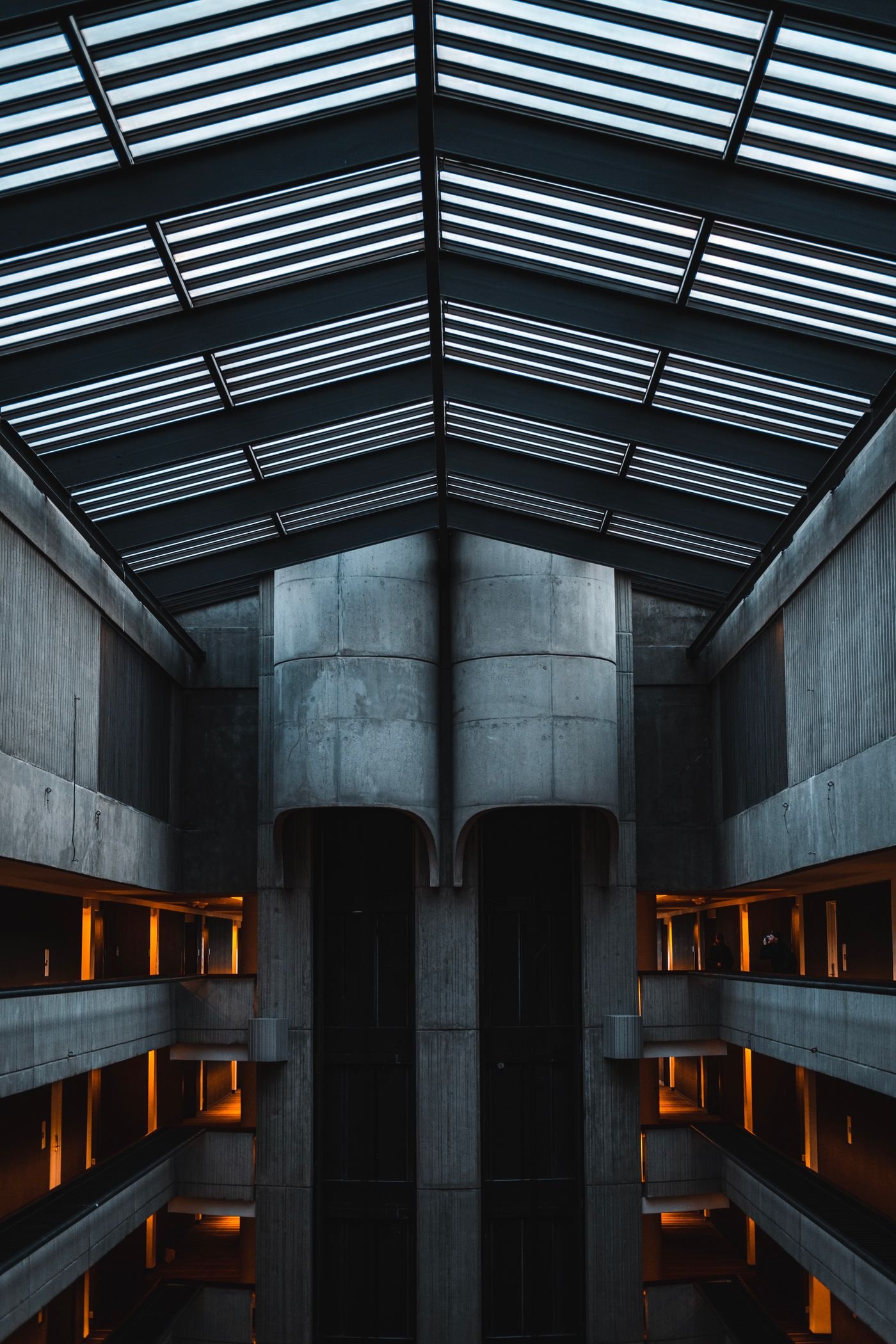 Interior no estilo brutalista com concreto aparente e formas geométricas