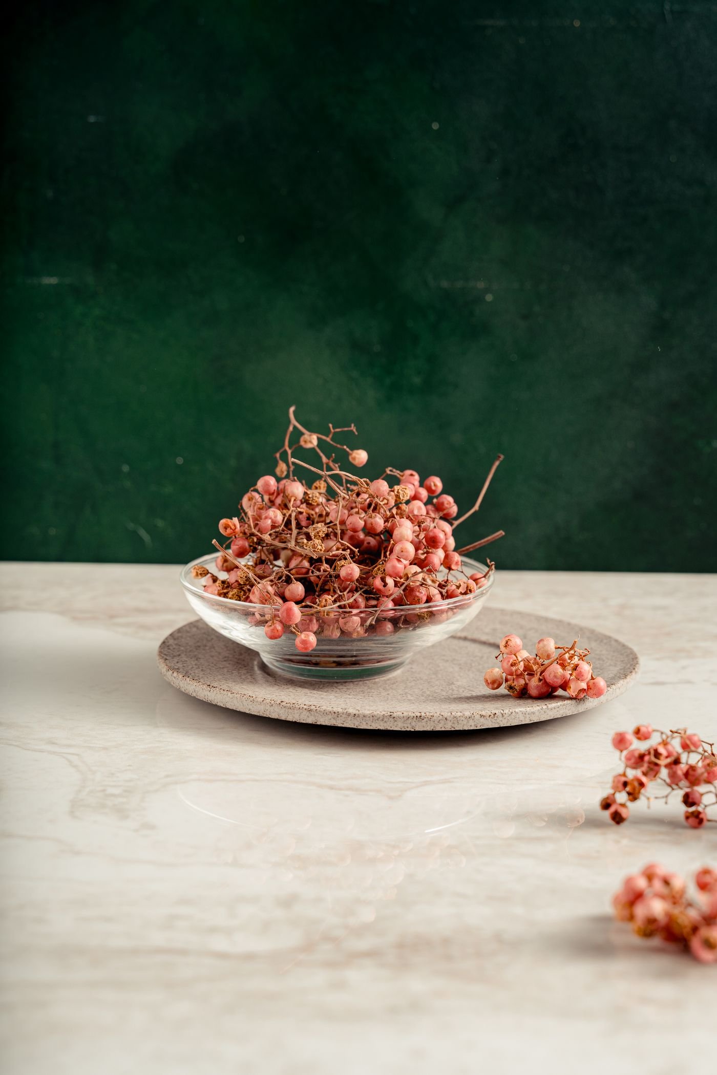 Pimenta-rosa seca em uma tigela de vidro, fruto da aroeira