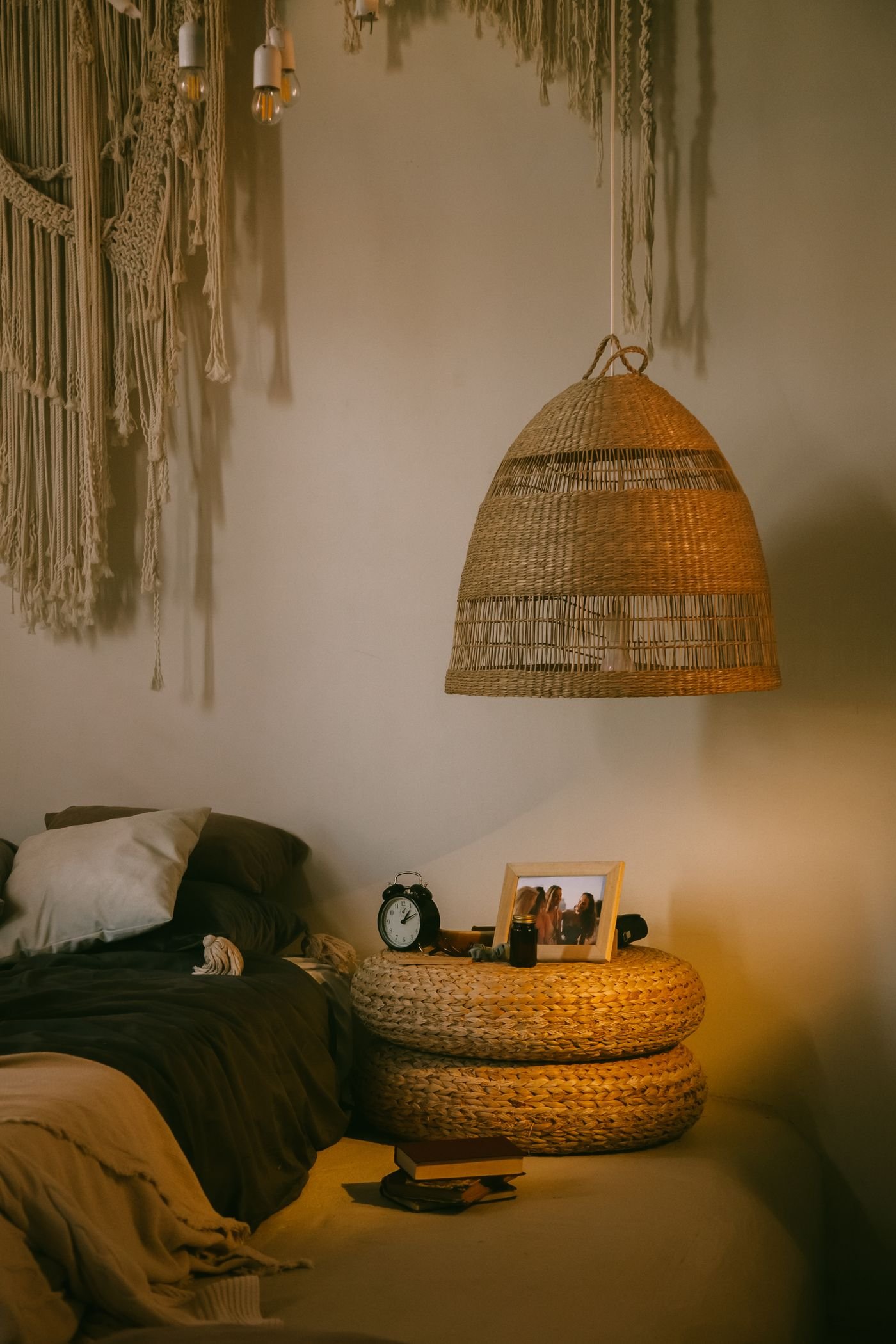 Quarto aconchegante com luminária de vime e luz quente