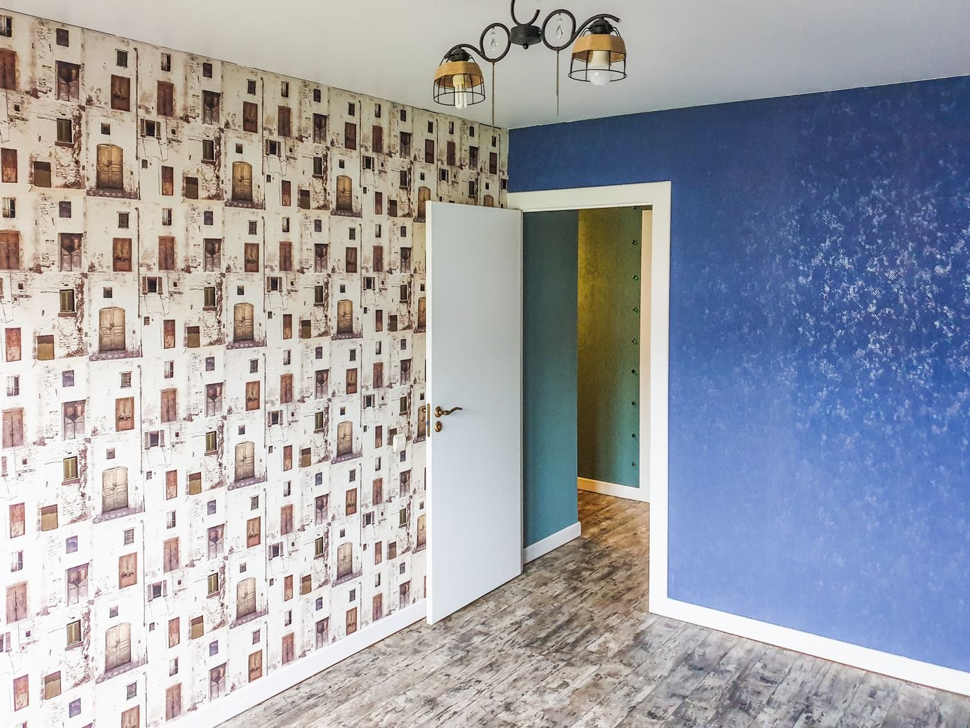 Quarto com parede de destaque estampada e parede azul ao lado