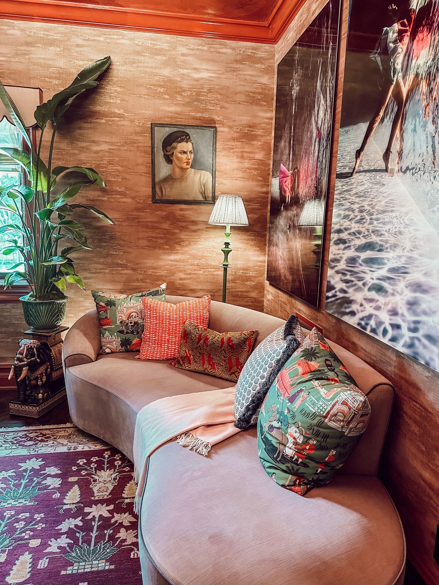 Sala acolhedora com móveis de época e plantas tropicais