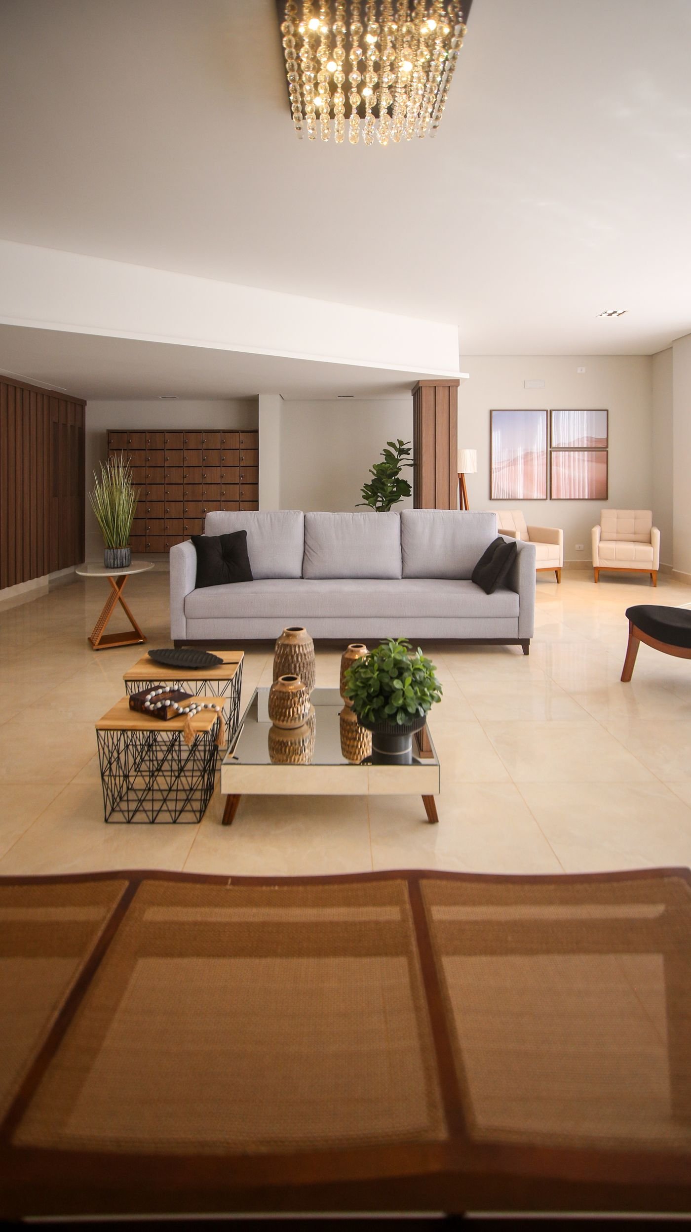 Sala de estar minimalista com piso claro de grande formato, como os de porcelanato