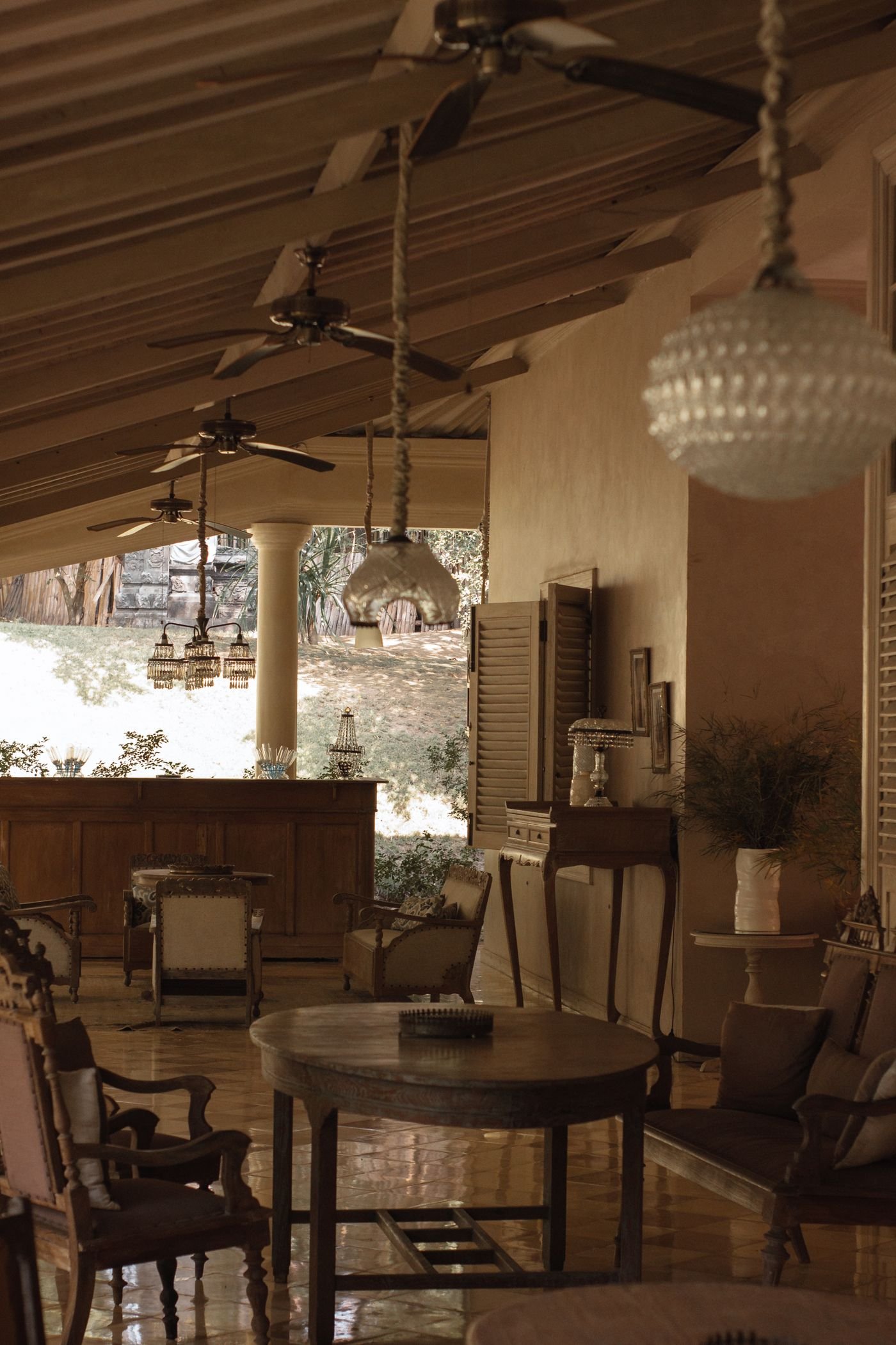Varanda coberta com ventiladores e luminárias pendentes