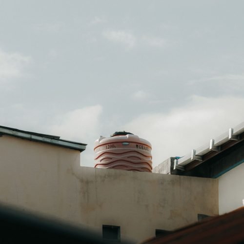 Caixa d'água sobre o telhado de uma casa