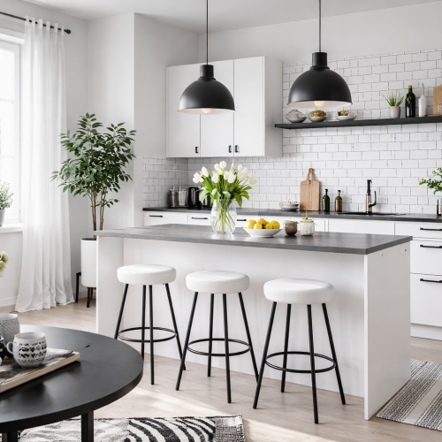 Cozinha escandinava em tons de branco, preto e cinza, com ilha central, armários minimalistas, luminárias pendentes pretas, luz natural abundante e elementos funcionais.